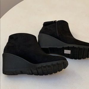 NWOT Sketchers Bob’s women’s wedge ankle bootie
